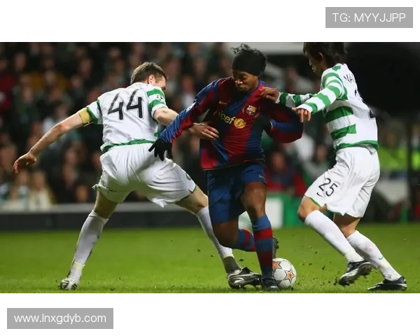 10号秋衣足球明星的辉煌历程与场上风采解析