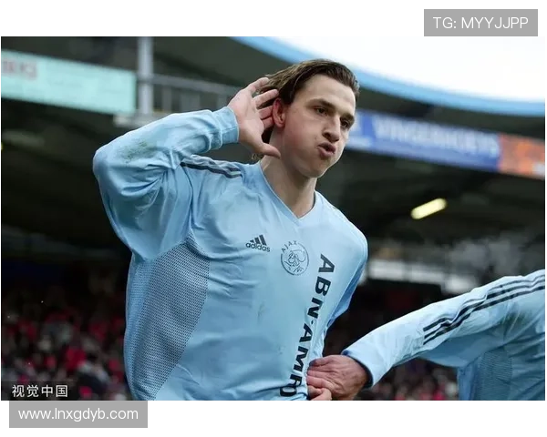 足球明星伊布立牌引发热议球迷热情追捧背后的故事与影响