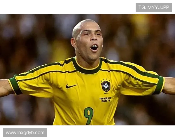 回顾足球传奇瞬间致敬明星球员的精彩瞬间与辉煌成就