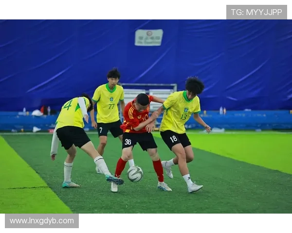 日本足球明星在街头展现风采与球迷互动的精彩瞬间