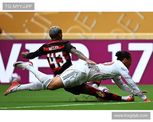 足球明星射门瞬间真实捕捉展现力量与技巧的完美结合